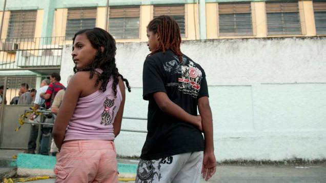 Tiago Motta e Andressa da Silva, ex-alunos da Escola Municipal Tasso da Silveira, no bairro Realengo, Rio de Janeiro Tiago Motta e Andressa da Silva, ex-alunos da Escola Municipal Tasso da Silveira, no bairro Realengo, Rio de Janeiro