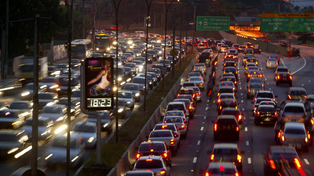 EMPURRÃO Trânsito na Avenida 23 de Maio, São Paulo: híbridos correspondem a 0,2% da frota