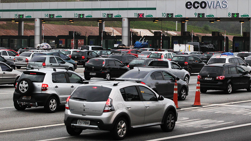 Tráfego intenso na rodovia dos Imigrantes, que leva ao litoral sul de SP, nesta sexta-feira, na altura do pedágio
