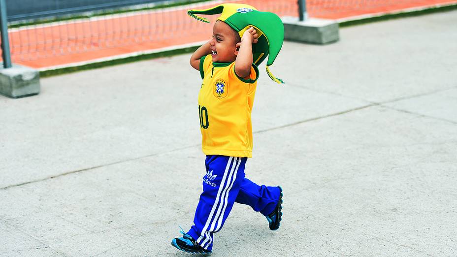 Menino assiste ao treino da seleção brasileira no Itaquerão, em São Paulo