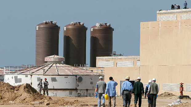 Funcionários russos durante as obras da instalação de armazenamento da usina, em 2005