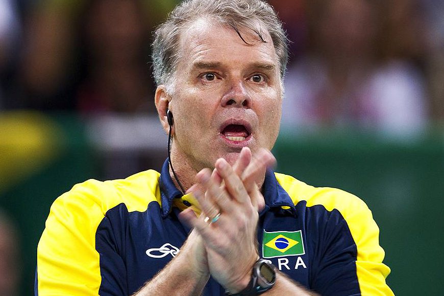 O técnico Bernardinho comanda a equipe na semifinal dos Jogos Olímpicos contra a Itália