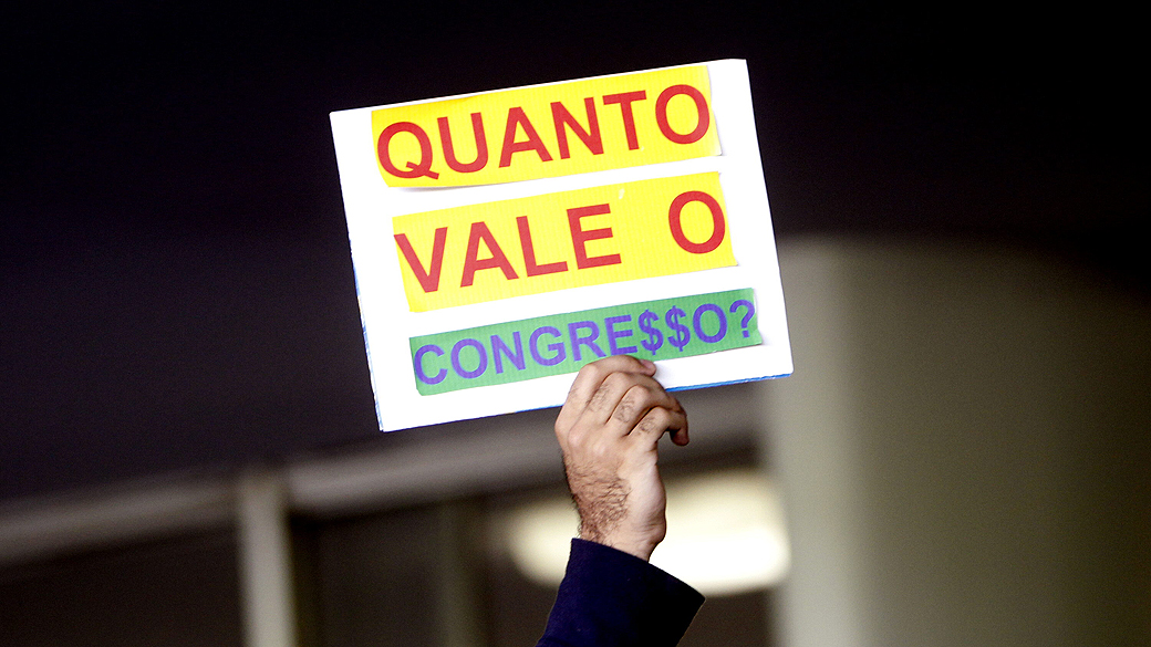 Manifestantes em protesto contra a votação da mudanças feitas pelo governo federal na LDO tentam entrar no Congresso Nacional e são barrados pela segurança da Casa