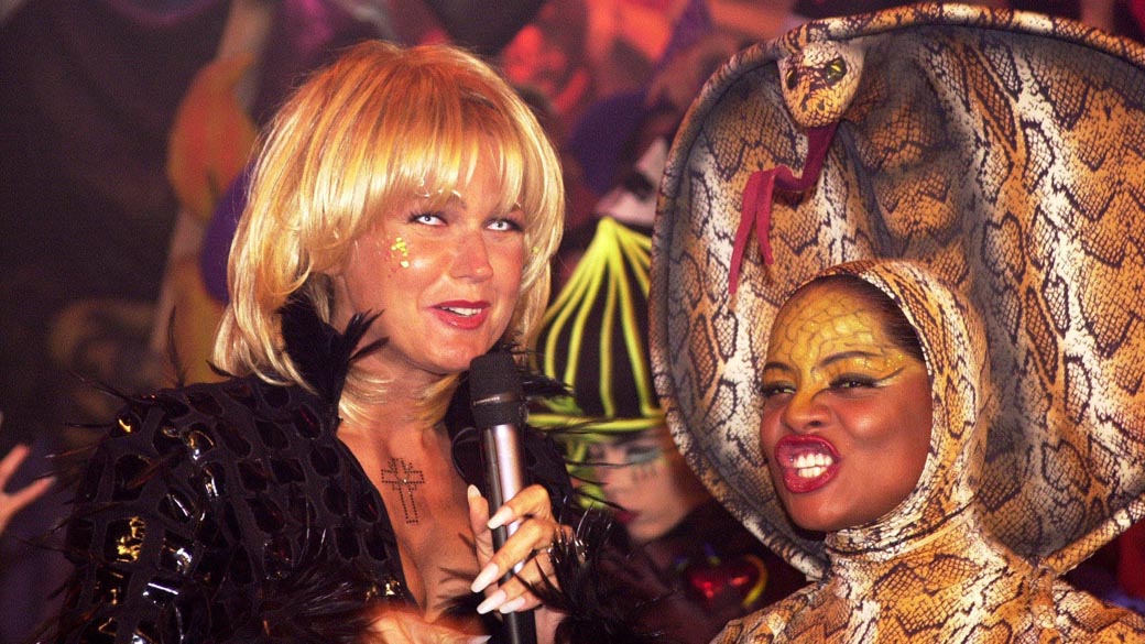 Xuxa usando lente de contato branca, comemorando o Halloween no Planeta Xuxa, 2001