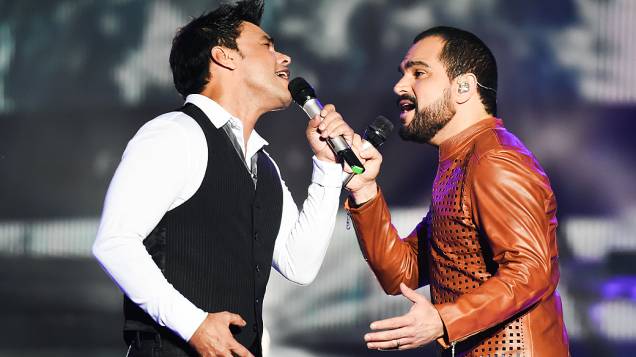 Zezé Di Camargo e Luciano durante gravação do DVD Flores em Vida, no Citibank Hall, em São Paulo Zezé Di Camargo e Luciano durante gravação do DVD Flores em Vida, no Citibank Hall, em São Paulo
