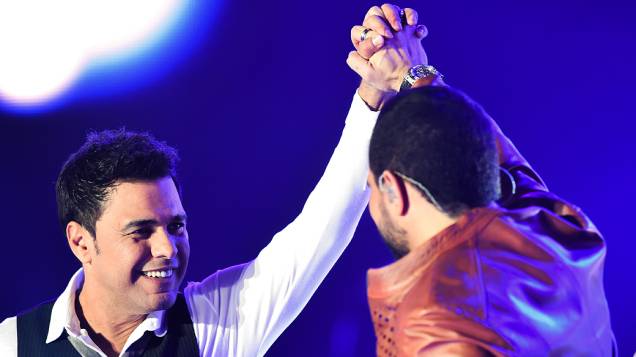 Zezé Di Camargo e Luciano durante gravação do DVD Flores em Vida, no Citibank Hall, em São Paulo Zezé Di Camargo e Luciano durante gravação do DVD Flores em Vida, no Citibank Hall, em São Paulo
