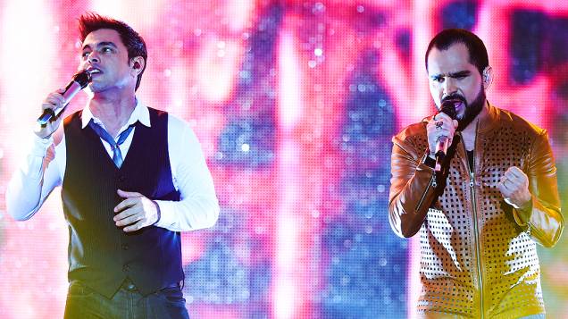 Zezé Di Camargo e Luciano durante gravação do DVD Flores em Vida, no Citibank Hall, em São Paulo Zezé Di Camargo e Luciano durante gravação do DVD Flores em Vida, no Citibank Hall, em São Paulo