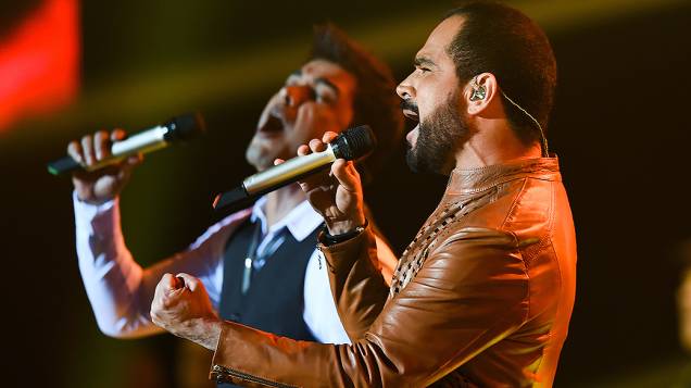 Zezé Di Camargo e Luciano durante gravação do DVD Flores em Vida, no Citibank Hall, em São Paulo Zezé Di Camargo e Luciano durante gravação do DVD Flores em Vida, no Citibank Hall, em São Paulo