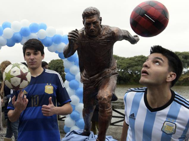 Fãs de Lionel Messi fazem malabarismo com a bola em frente a uma escultura do craque da seleção argentina inaugurada no Paseo de la Gloria, em Buenos Aires - 28/06/2016 Fãs de Lionel Messi fazem malabarismo com a bola em frente a uma escultura do craque da seleção argentina inaugurada no Paseo de la Gloria, em Buenos Aires - 28/06/2016