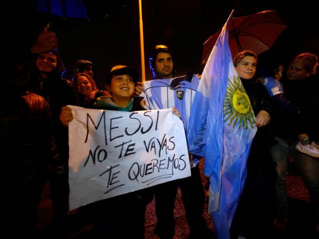 Fãs seguram cartazes pedindo a permanência do craque Lionel Messi na seleção da Argentina durante chegada da seleção vice-campeã da Copa América Centenário em Buenos Aires - 27/06/2016 Fãs seguram cartazes pedindo a permanência do craque Lionel Messi na seleção da Argentina durante chegada da seleção vice-campeã da Copa América Centenário em Buenos Aires - 27/06/2016