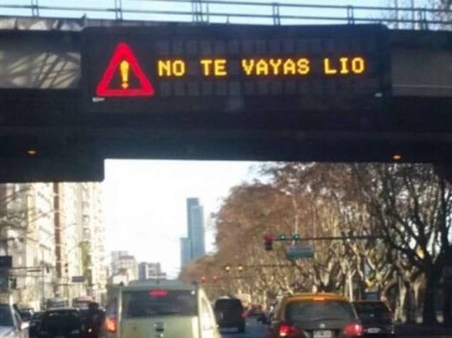 Sinalização de trânsito em Buenos Aires pede a permanência de Lionel Messi na seleção Sinalização de trânsito em Buenos Aires pede a permanência de Lionel Messi na seleção