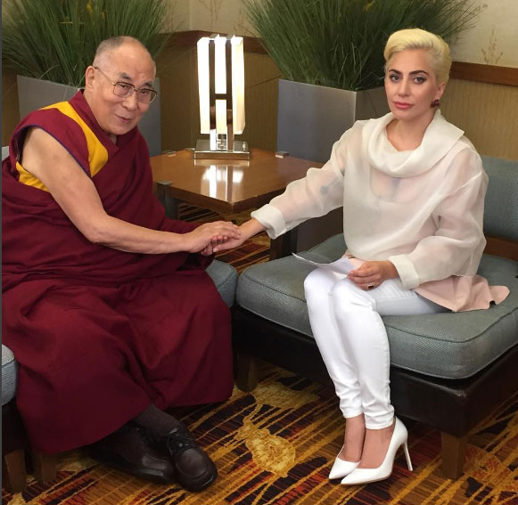 Vídeo de dalai-lama tocando em Lady Gaga volta a causar repúdio