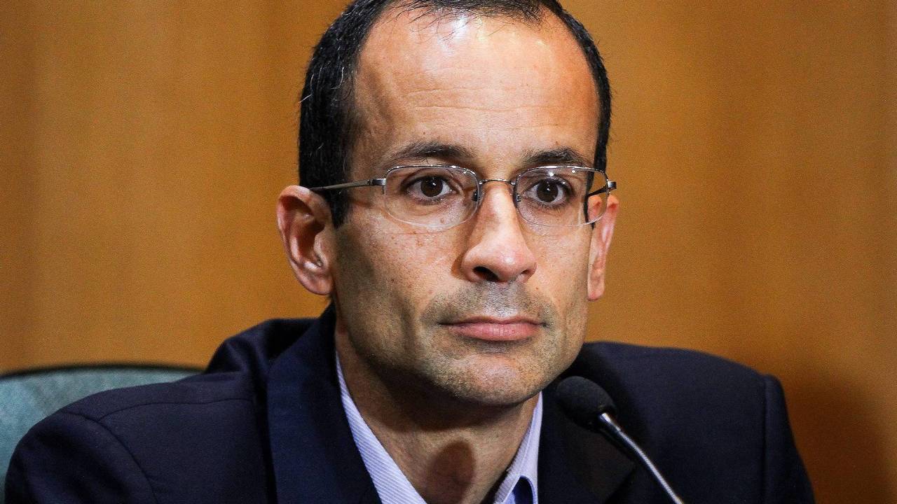 O executivo Marcelo Odebrecht, preso na Operação Lava Jato, durante depoimento à CPI da Petrobras em Curitiba, nesta terça-feira (01)