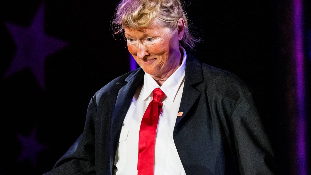 A atriz Meryl Streep se veste de Donald Trump, durante o '2016 Public Theater Gala', no Teatro Delacorte, em Nova York (EUA) - 06/06/2016