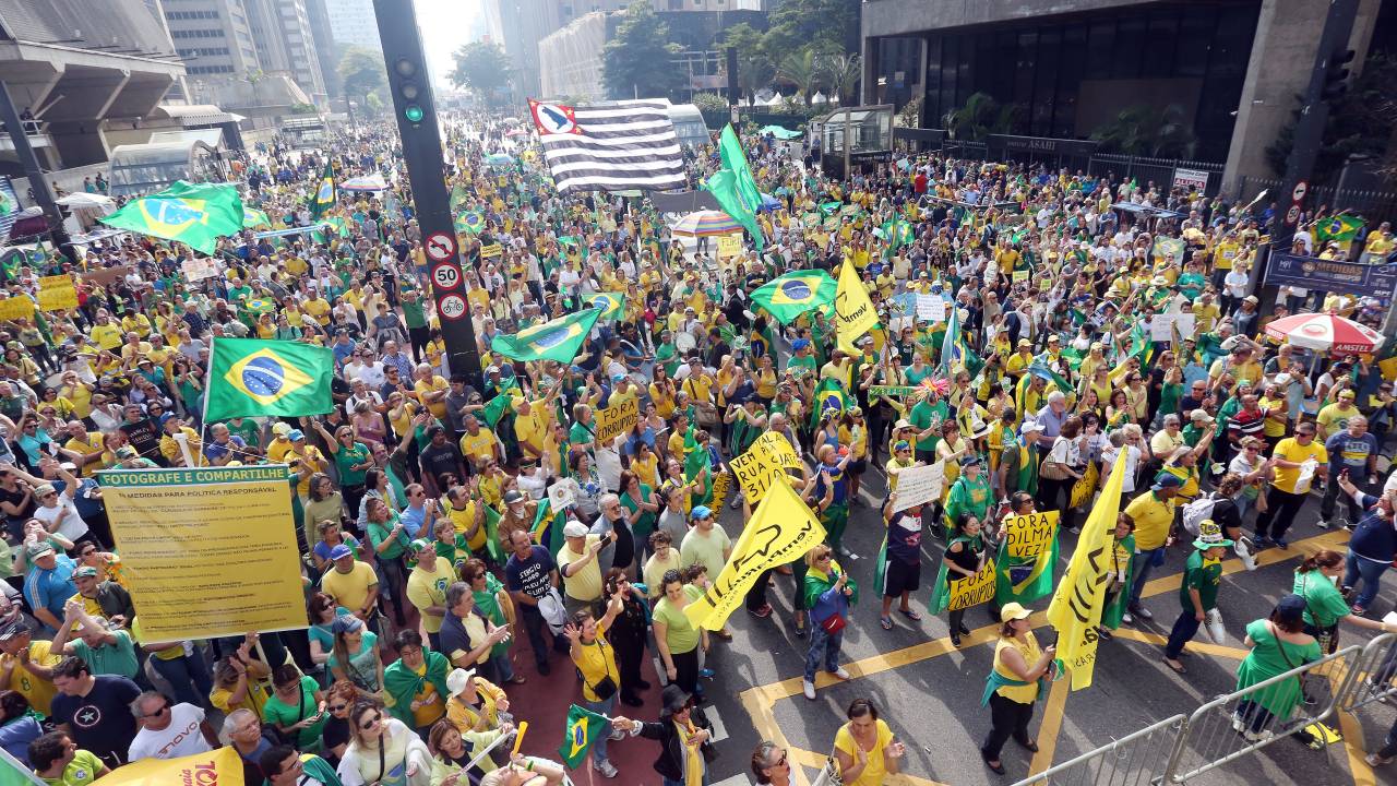 Manifestantes se reúnem em São Paulo, na Avenida Paulista, para protestar contra a corrupção e a favor do impeachment da presidente afastada Dilma Rousseff