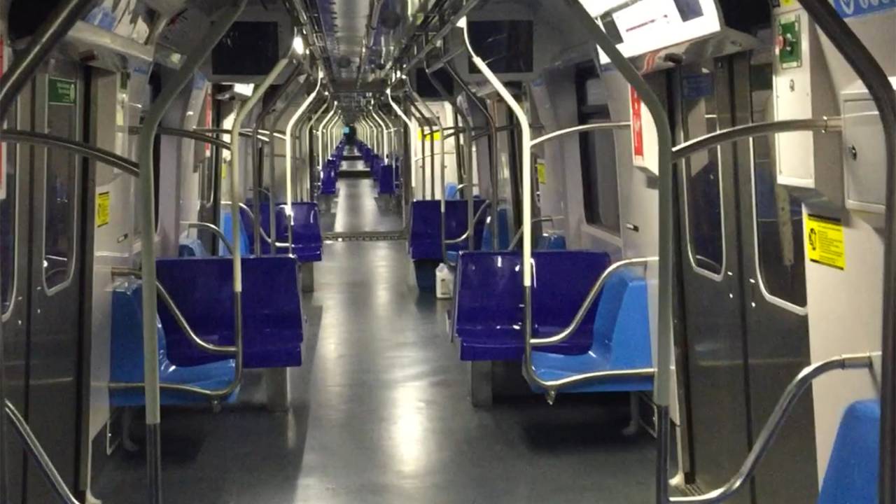 Trens que deveriam operar na linha 5 – lilás do METRÔ, são vistos parados em pátios, em São Paulo