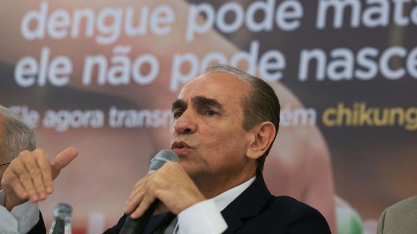O ministro da Saúde por um fio