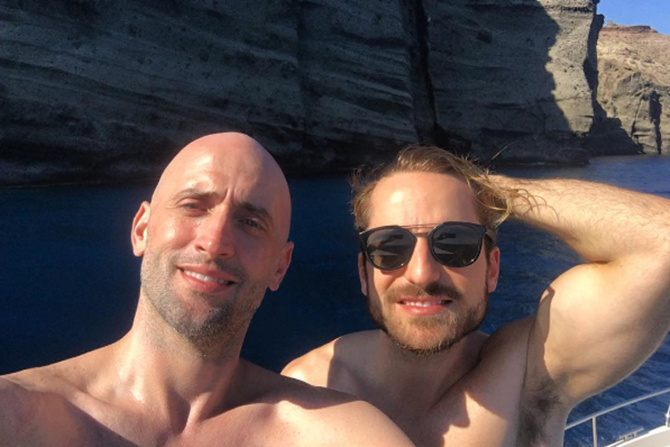 Paulo Gustavo e Thales Bretas em viagem à Grécia