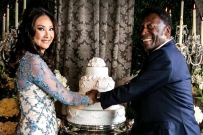 Pelé e Márcia Aoki se casaram em 9 de julho, no Guarujá