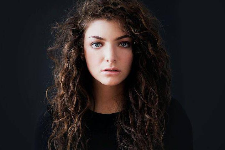 Lorde se desculpa por foto de banheira com trilha de Whitney Houston