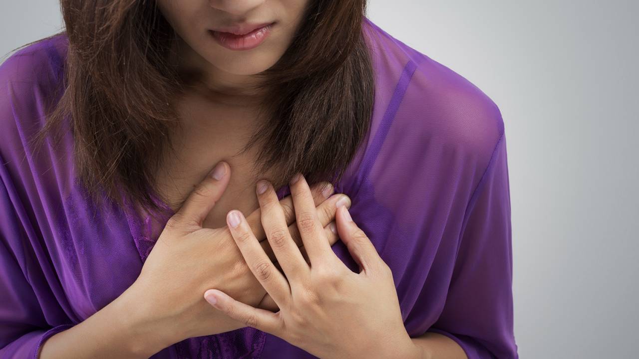 Mulher tendo um ataque cardíaco