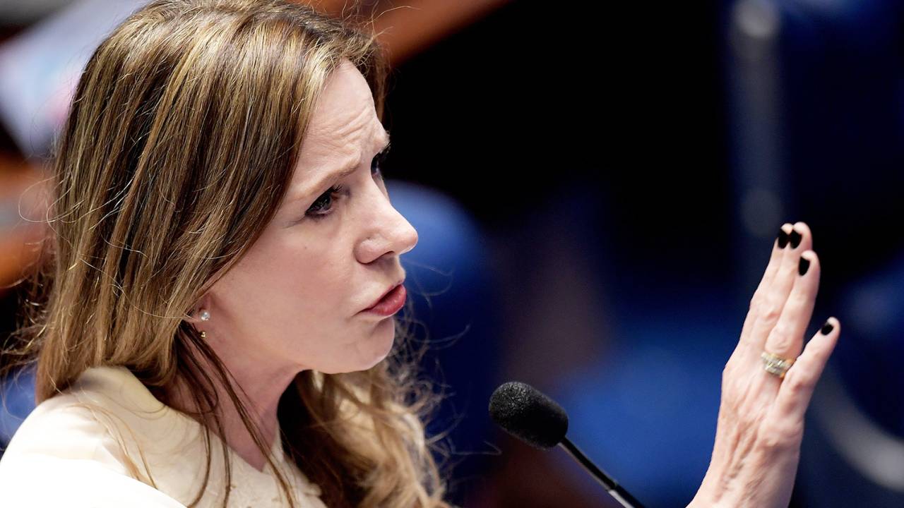 A senadora Vanessa Grazziotin (PCdoB-AM) , discursa durante o segundo dia da sessão de julgamento de Dilma Rousseff - 26/08/2016