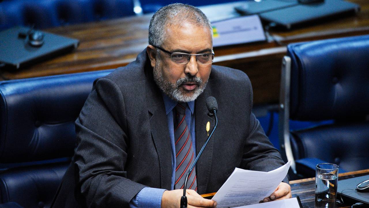 O senado Paulo Paim (PT-RS), discursa durante o terceiro dia da sessão de julgamento da presidente da República afastada, Dilma Rousseff, no plenário do Senado Federal - 27/08/2016