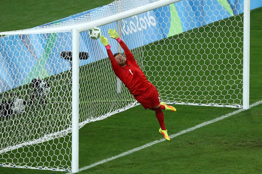 O goleiro Timo Horn, da Alemanha, não consegue evitar gol, após cobrança pe