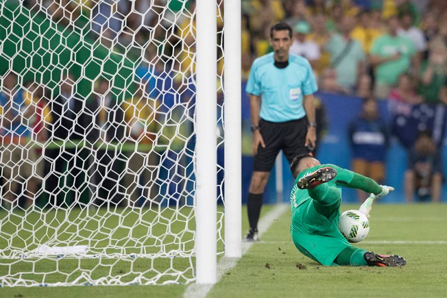 O goleiro Weverton defende pênalti cobrado por Nils Petersen, da Alemanha, na final do futebol masculino no Maracanã