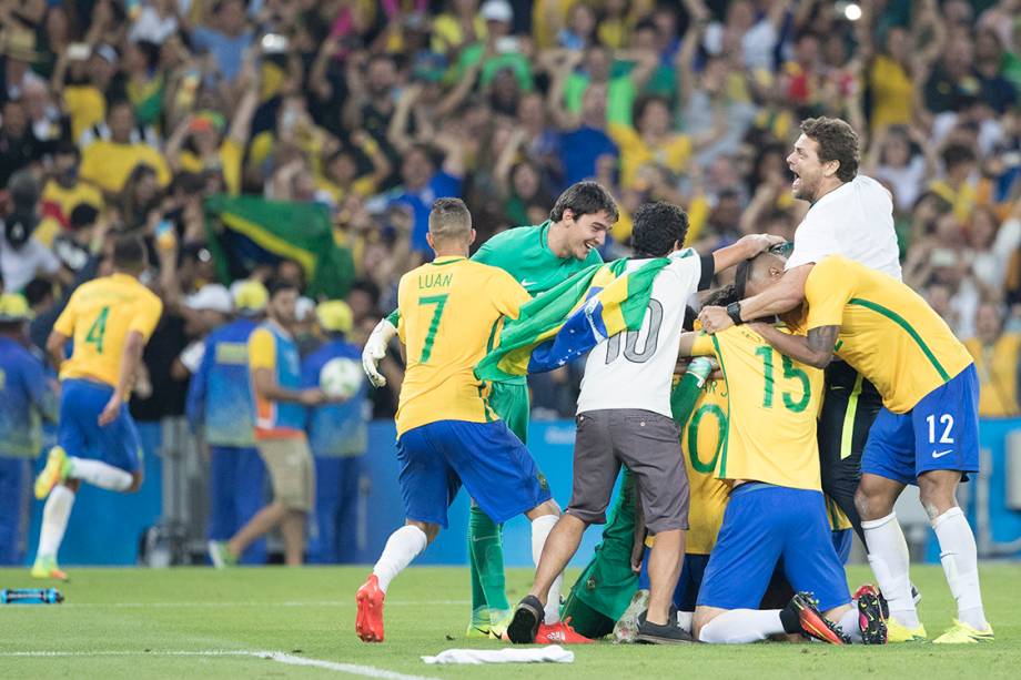 Jogadores do Brasil comemoram a medalha de ouro após vencerem a Alemanha nos pênaltis