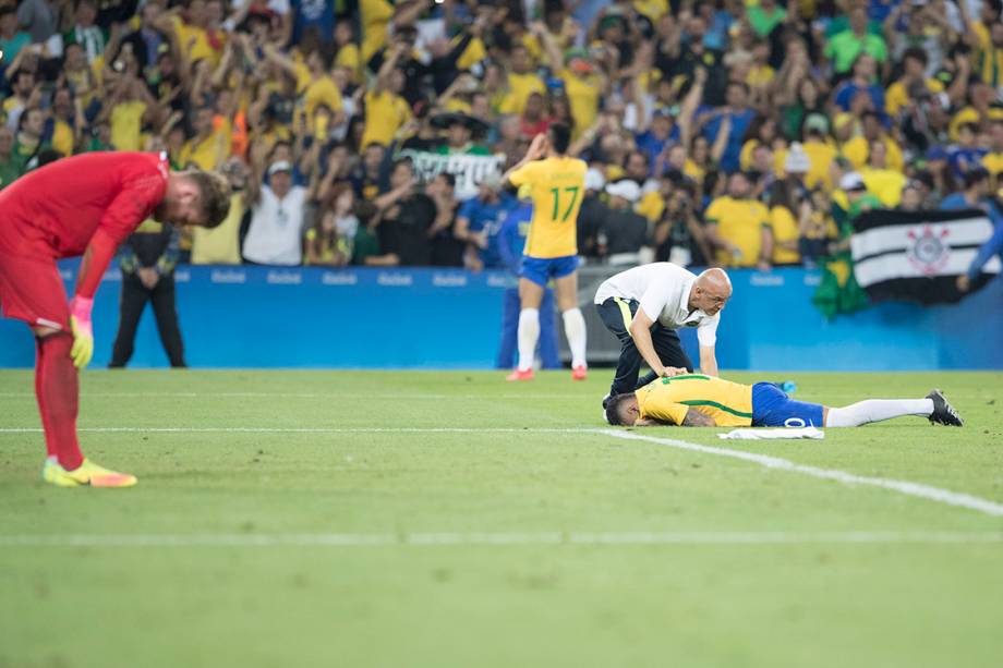 Neymar chora após conquistar a medalha de ouro nas Olimpíadas Rio 2016