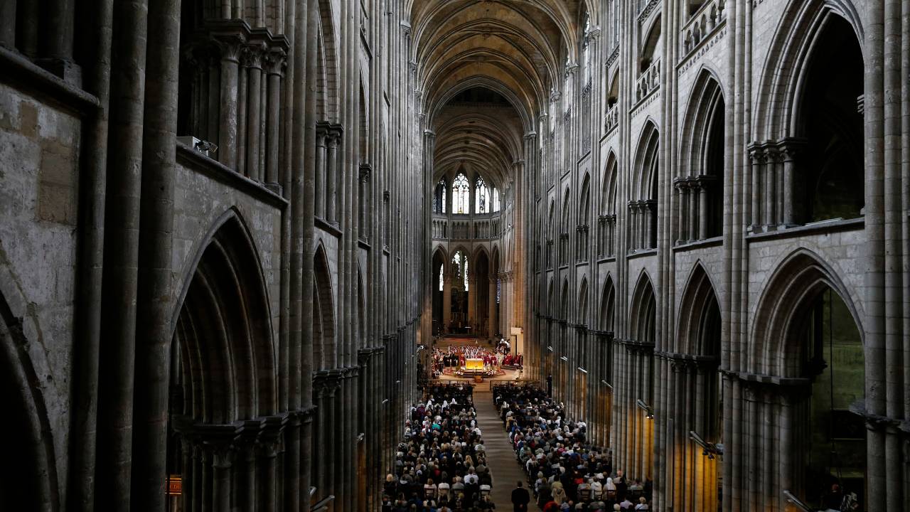 Pessoas lotam os bancos da catedral de Rouen durante o funeral do padre Jacques Hamel, morto em ataque terrorista a uma igreja em Saint-Etienne-du-Rouvray, norte da França - 02/08/2016