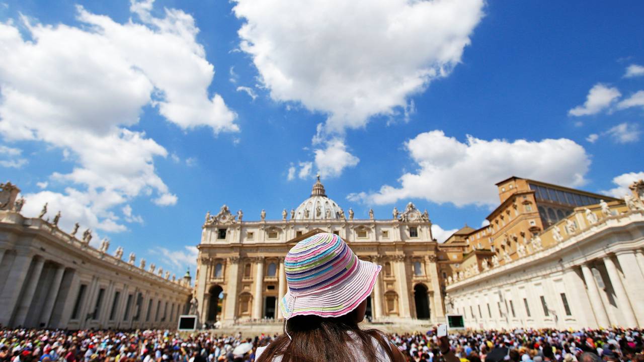Fieis participam da oração de Angelus feita pelo Papa Francisco na Praça de São Pedro, no Vaticano - 15/08/2016