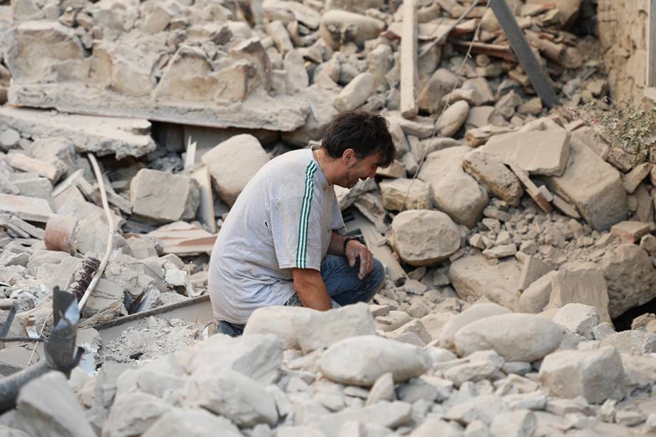 Homem chora ao ver sua casa destruída, após forte terremoto atingir a região de Amatrice, na Itália - 24/08/2016