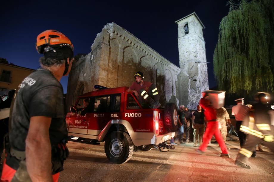 As equipes de resgate procuram por sobreviventes nos escombros após terremoto na cidade de Amatrice, na Itália - 24/08/2016