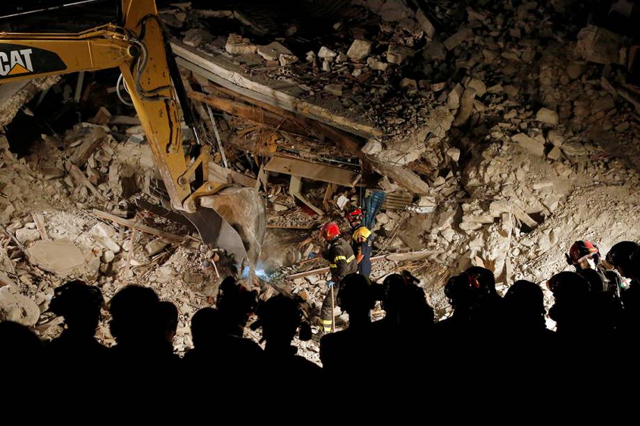 Bombeiros trabalham no resgate de vítimas do terremoto que atingiu e destruiu parte da cidade de Pescara del Tronto, na Itália - 24/08/2016