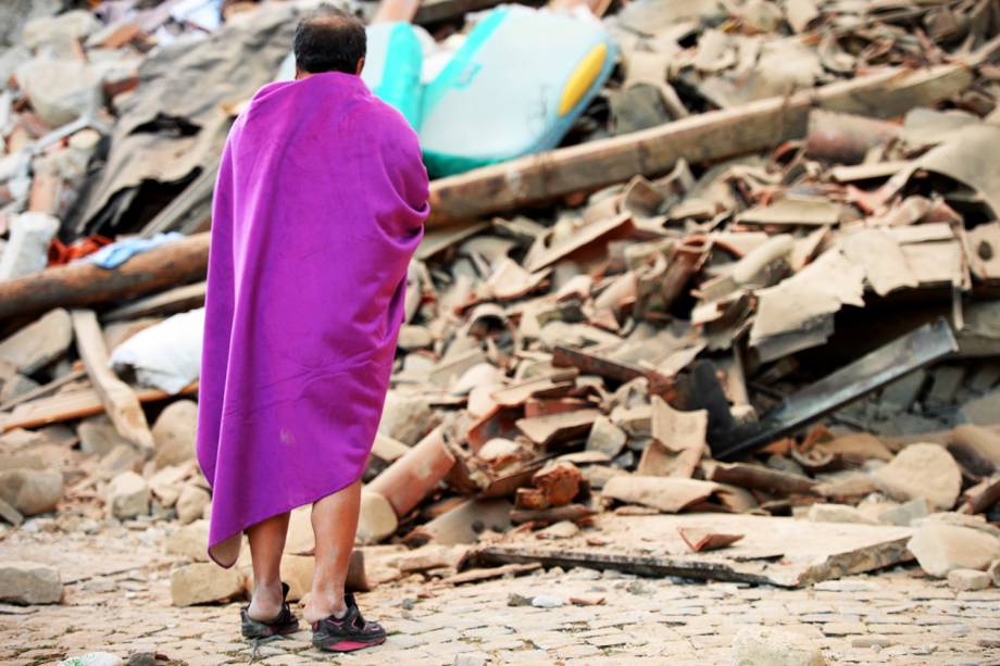 Homem caminha em meio aos escombros de uma casa, após forte terremoto atingir a região de Amatrice, na Itália - 24/08/2016