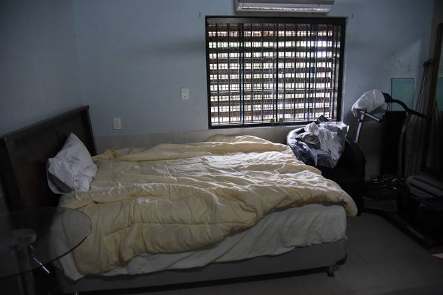 Quarto com cama de casal da cela de prisão do traficante Jarvis Chimenes, em Assunção, no Paraguai Quarto com cama de casal da cela de prisão do traficante Jarvis Chimenes, em Assunção, no Paraguai