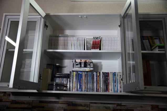 Imagem mostra armário com livros e DVDs da cela de prisão do traficante Jarvis Chimenes, em Assunção, no Paraguai Imagem mostra armário com livros e DVDs da cela de prisão do traficante Jarvis Chimenes, em Assunção, no Paraguai