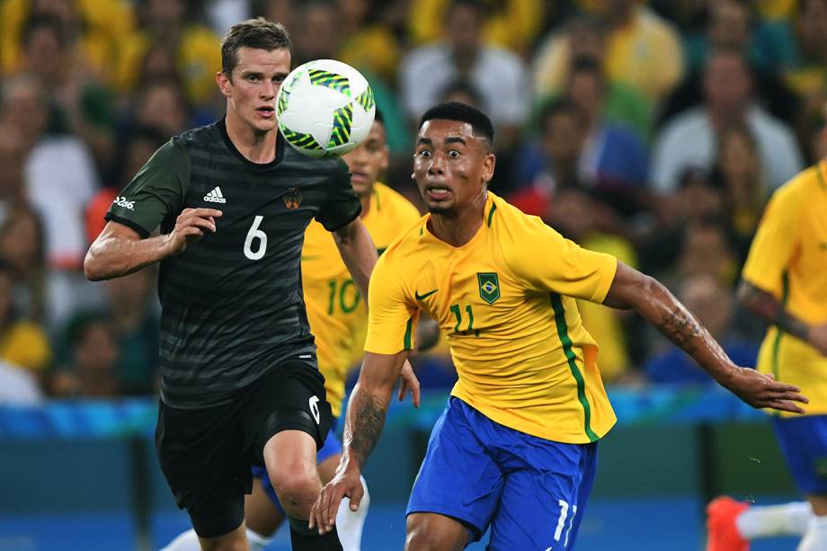 Gabriel Jesus disputa a bola na partida contra a Alemanha, pela final do futebol masculino nos Jogos Olímpicos Rio 2016