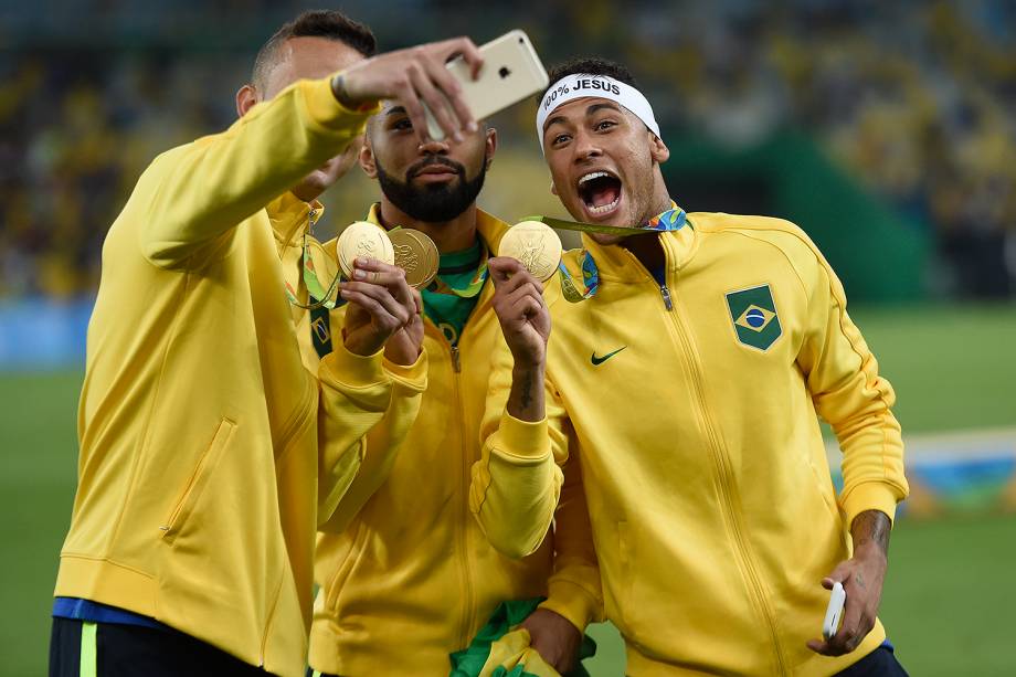 Jogadores do Brasil conquistam a medalha de ouro após vencerem a Alemanha