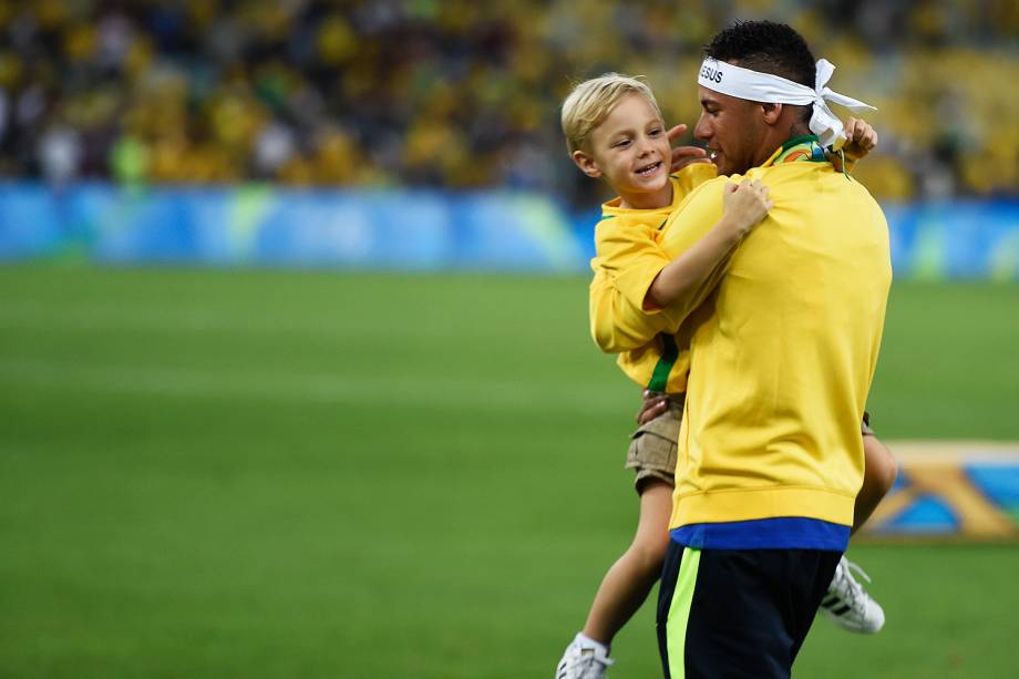 Neymar comemora a medalha de ouro com seu filho