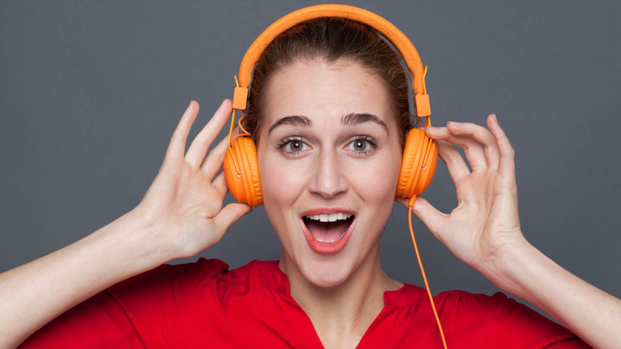 Jovem com fones de ouvido