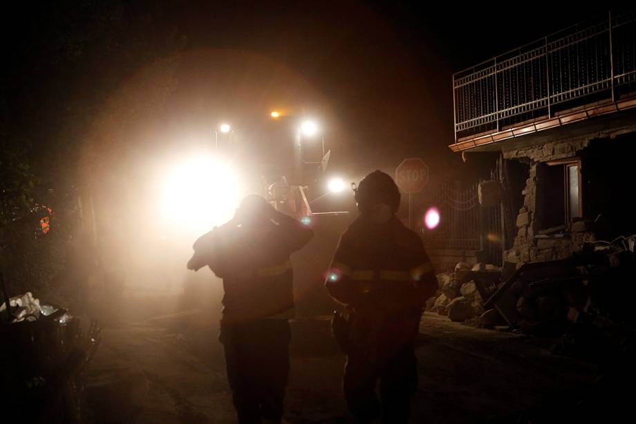 Bombeiros trabalham no resgate de vítimas do terremoto que atingiu e destruiu parte da cidade de Pescara del Tronto, na Itália - 24/08/2016