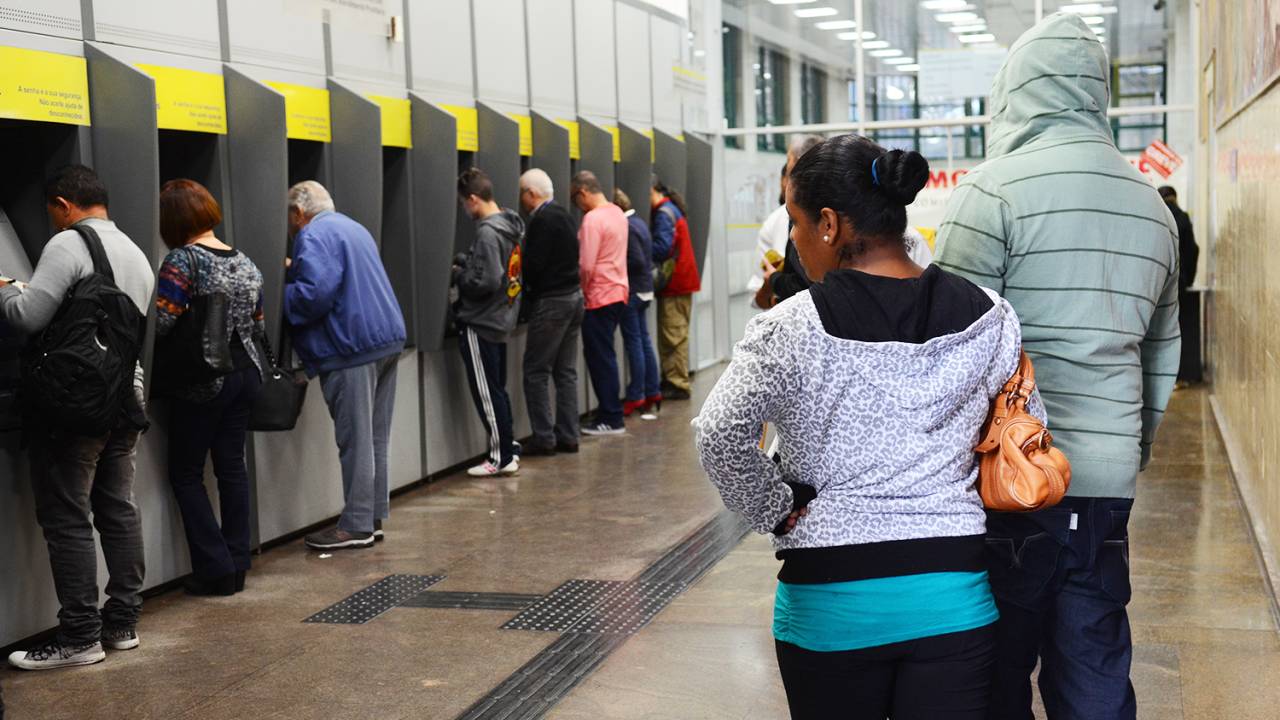 Bancários decretam greve e movimentações bancárias só poderão ser feitas pela internet ou caixas eletrônicos - 06/09/2016
