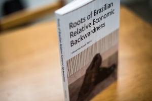 Livro - Roots of Brazilian Relative Economic Backwardness