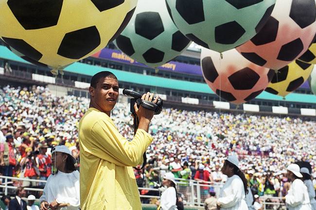 O jogador Ronaldo filma o jogo da Seleção Brasileira contra a Itália, na Copa do Mundo de 1994