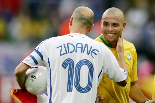 Os jogadores Ronaldo e Zinedine Zidane, durante partida entre Brasil e França, válida pelas quartas-de-final da Copa do Mundo realizada na Alemanha - 01/07/2006