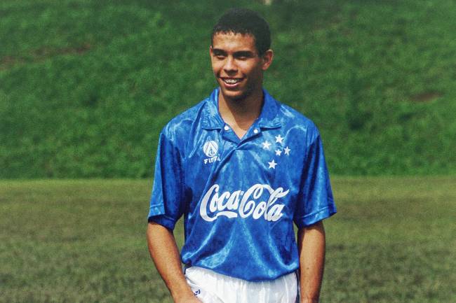 O jogador Ronaldo, com a camisa do Cruzeiro - 14/01/1994