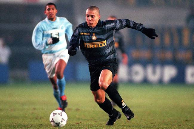 O jogador Ronaldo atuando na Internazionale de Milão - 25/11/1997